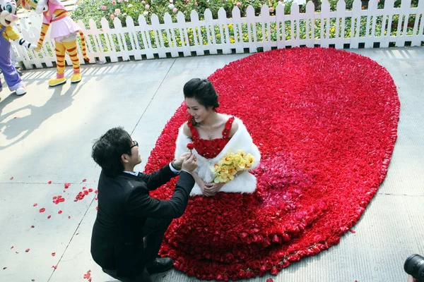 2012年2月13日 在中国广东省南部广州市举行的求婚仪式上 身穿男友赠送的长袍的比基尼长龙小姐大赛冠军尹米看着他求婚 — 图库照片