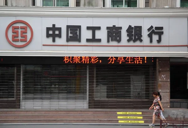 歩行者は 2013年8月28日 中国東部江蘇省南通の中国工商銀行 Icbc の支店を通り過ぎる — ストック写真