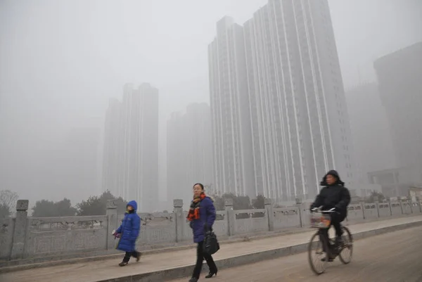 Fußgänger Und Radfahrer Überqueren Bei Starkem Smog Eine Brücke Der — Stockfoto