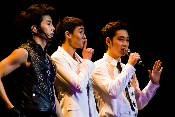 2012年2月25日 韩国男孩乐队成员下午2时在中国东部江苏省南京中国大陆首秀 — 图库照片