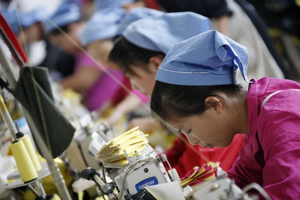 2013년 30일 화이베이의 공장에서 일본으로 수출할 중국인 노동자들이 바느질했다 — 스톡 사진