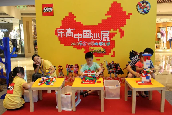 Китайські Діти Грають Цегли Lego Під Час Виставки Ухань International — стокове фото