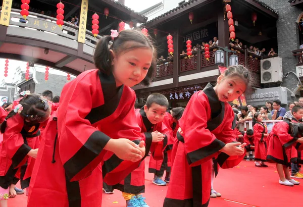 Chinese Pupils Take Part Memorial Ceremony Mark 564Th Birthday Anniversary — ストック写真