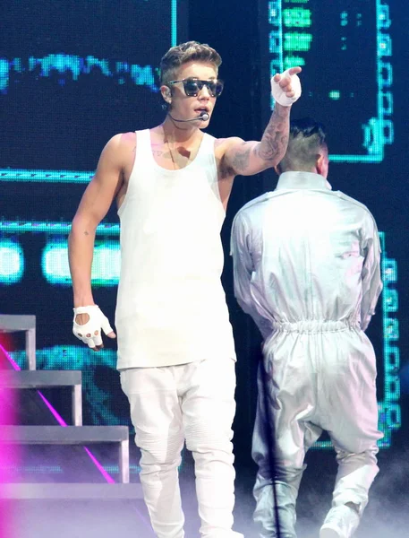 加拿大流行歌手贾斯汀 2013年9月29日在中国北京举行演唱会时表演 — 图库照片