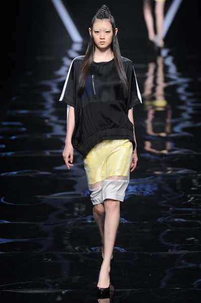 モデルは 2013 中国の北京で中国国際ロンドンファッションウィークの春 2014 年中に旭化成のファッションショーで新しい創造を表示します — ストック写真