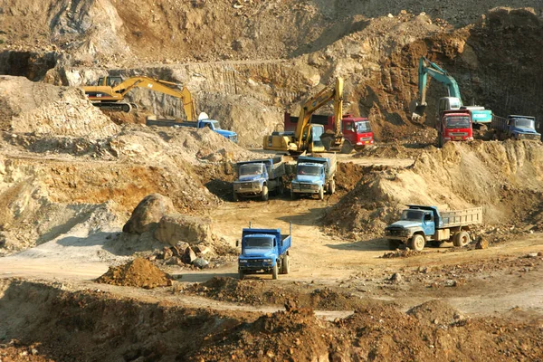 Escavadeiras Carregam Caminhões Com Terras Raras Uma Mina Condado Autônomo — Fotografia de Stock