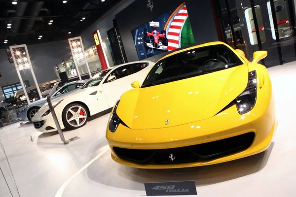 Bir Ferrari 458 Italia Diğer Ferrari Arabalar Sırasında Ekranda Görülür — Stok fotoğraf