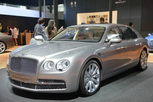 Посетитель Опробовал Bentley New Flying Spur Шанхайской Международной Выставке Автомобильной — стоковое фото
