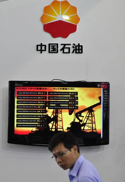 Egy Férfi Meglátogatja Stand Cnpc Kína National Petroleum Corporation Anyavállalata — Stock Fotó