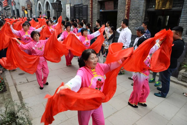 中国の女性は 2013年10月1日 中国東部山東省のジボで国民の日を祝うために陽子舞踊を披露します — ストック写真