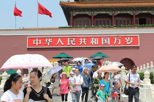 Turistas Visitam Praça Tiananmen Pequim China Julho 2012 — Fotografia de Stock