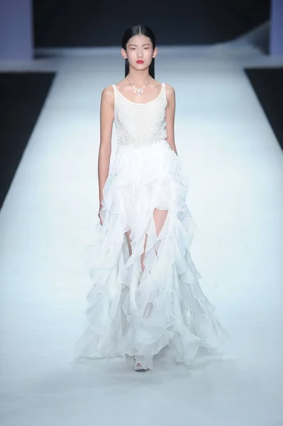 Modelo Exibe Uma Nova Criação Designer Peng Jing Desfile Moda — Fotografia de Stock