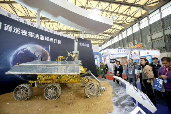 Látogató Megnéz Egy Minta Ból Chinas Első Hold Csavargó Nél — Stock Fotó
