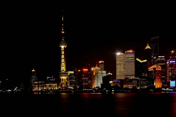 東洋の真珠のテレビ塔 最も高い高層ビルと浦東 高層ビルと陸家嘴の金融街の夜景 2013 月25日 — ストック写真