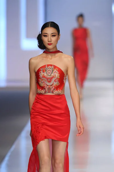 Modell Jelenik Meg Egy Teremtés Kínai Testvére Tervezők Xuewei Xuekai — Stock Fotó