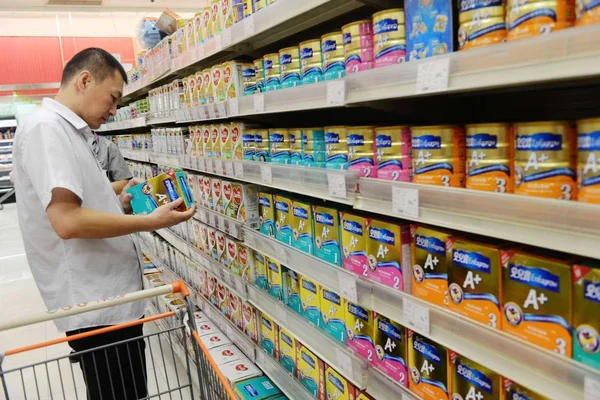 Клієнт Магазини Молочного Порошку Медовуху Джонсон Супермаркеті Циндао City Схід — стокове фото