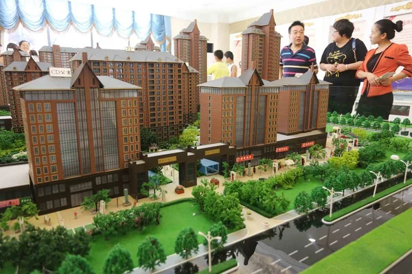 Chinese Homebuyers Look Models Residential Apartment Buildings Real Estate Fair — Stock Photo, Image