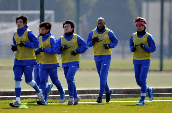 Francouzská Fotbalová Hvězda Nicolas Anelka Druhá Doprava Jeho Spoluhráči Shanghai — Stock fotografie