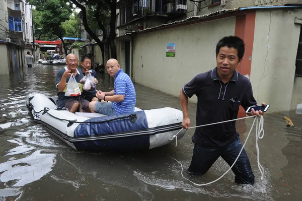 Chinesische Anwohner Werden Einer Rettungsinsel Auf Einer Überfluteten Straße Evakuiert — Stockfoto