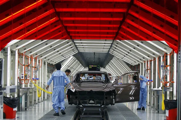Chinesische Arbeiter Montieren Ein Auto Auf Einem Fließband Einem Werk — Stockfoto