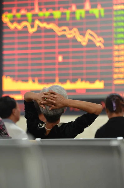 Chinese Investeerders Kijken Naar Prijzen Van Aandelen Een Voorraad Brokerage — Stockfoto