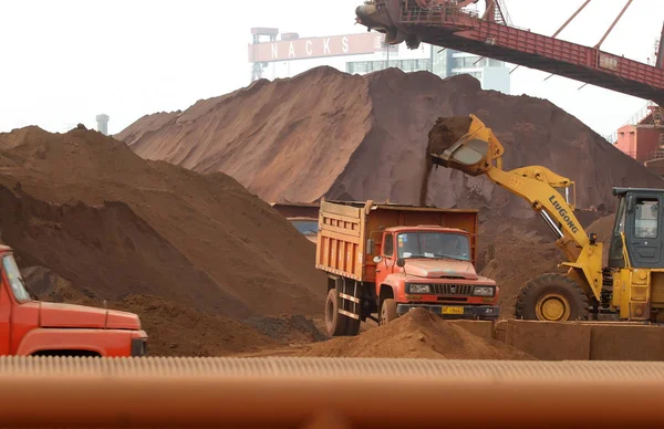 Bulldozer Scarica Minerale Ferro Camion Porto Nantong Provincia Jiangsu Cina — Foto Stock
