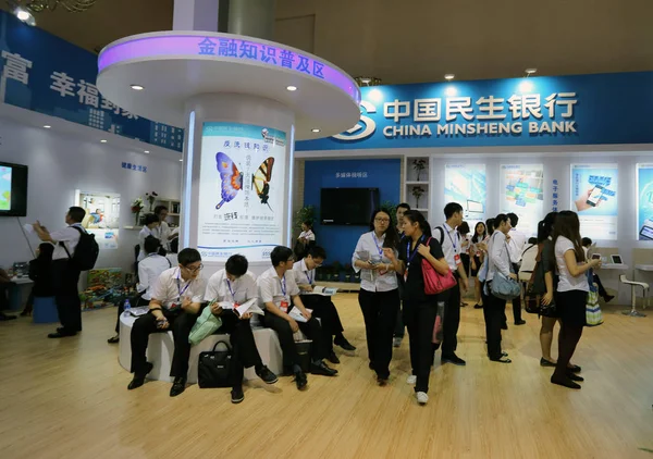 Pessoas Visitam Estande China Minsheng Bank Durante Uma Exposição Pequim — Fotografia de Stock