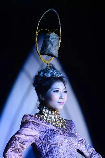 Modèle Chinois Présente Une Nouvelle Création Coiffure Montrant Evening Bell — Photo