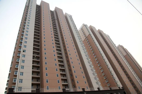 Qingdao Bir Gayrimenkul Yüksek Katlı Apartmanlarda Boyalı Pencerelerin Görünümü Doğu — Stok fotoğraf