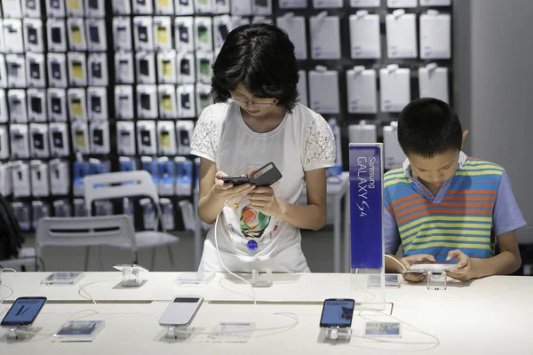 Ügyfelek Próbálja Samsung Galaxy Okostelefonok Egy Boltban Samsung Peking Kína — Stock Fotó
