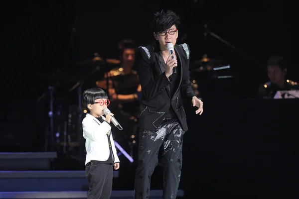 Singaporean Singer Lin Right Performs Young Chinese Kid His Timeline — Stock Photo, Image