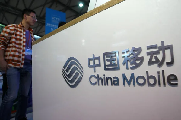 Dipendente Visto Accanto Allo Stand China Mobile Alla 15Esima China — Foto Stock