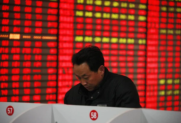 Китайський Інвестора Дивиться Ціни Червоний Підйому Ціна Запас Брокерський Дім — стокове фото