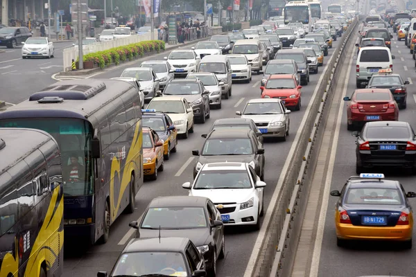 自動車の質量は 中国の道路上の交通渋滞でゆっくりと移動します 月2013 — ストック写真