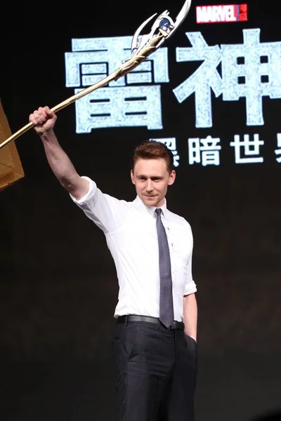 Acteur Anglais Tom Hiddleston Pose Une Matraque Lors Une Conférence — Photo