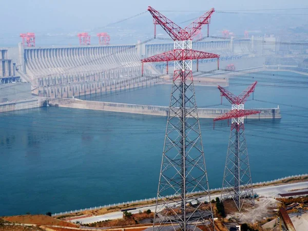 Des Lignes Électriques Transmettent Électricité Produite Par Centrale Hydroélectrique Des — Photo