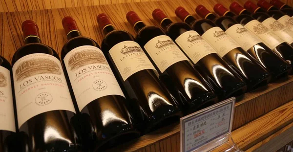 Bottiglie Vino Rosso Importate Dalla Francia Sono Vendita Supermercato Nella — Foto Stock