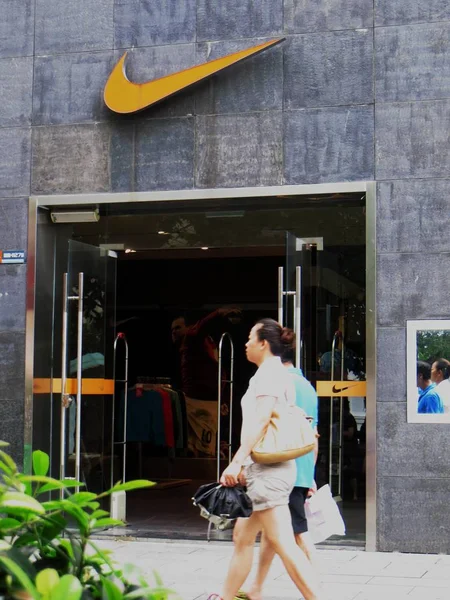 Пешеходы Проходят Мимо Магазина Спортивной Одежды Nike Городе Ичан Провинция — стоковое фото