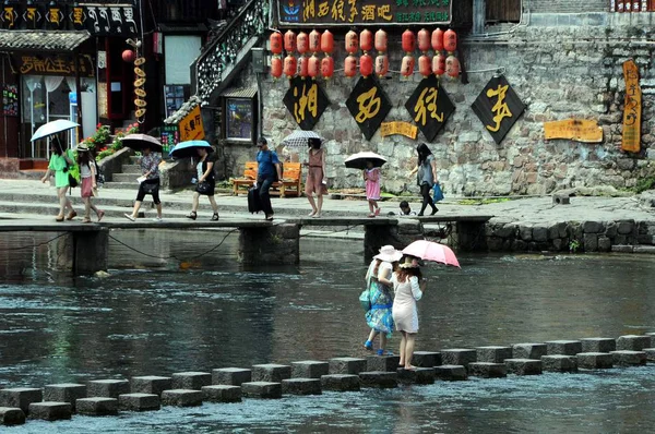 Tourists Cross Footpaths River Fenghuang County Xiangxi Prefecture Central Chinas — Stock Photo, Image