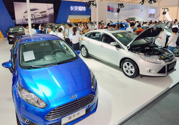 Besökare Tittar Ford Cars Bilutställning Hangzhou City East Chinas Zhejiang — Stockfoto