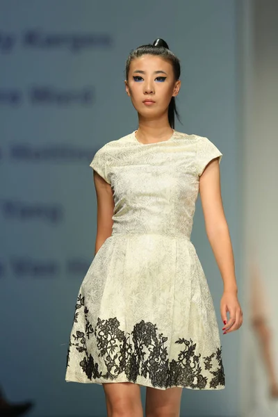 Model Wyświetla Nowe Stworzenie Widok Pokaz Mody Podczas Shanghai Fashion — Zdjęcie stockowe