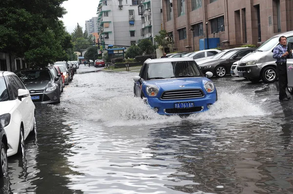 Μισοβυθισμένα Αυτοκίνητα Ταξιδεύουν Πλημμυρισμένο Δρόμο Που Προκαλείται Από Τυφώνα Fitow — Φωτογραφία Αρχείου
