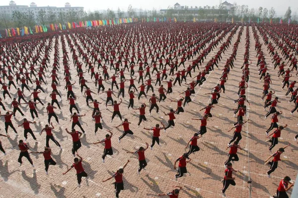 Studenter Från Tagou Skolan Utföra Kampsporter Kung Prestanda Nära Shaolin — Stockfoto