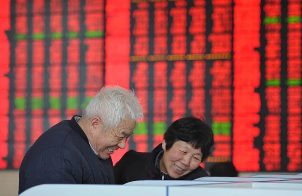 Investidores Chineses Olhar Para Preços Das Ações Vermelho Para Aumento — Fotografia de Stock