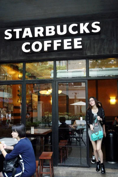 Chinese Klanten Lopen Uit Een Café Van Starbucks Koffie Shanghai — Stockfoto
