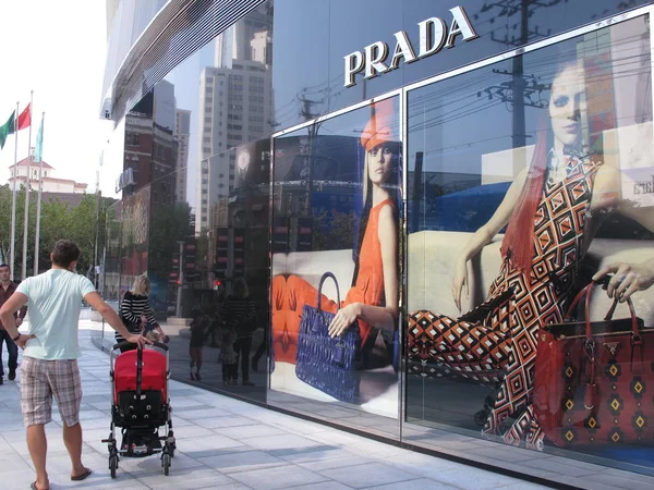 Pedestres Estrangeiros Passam Por Uma Boutique Prada Xangai China Outubro — Fotografia de Stock