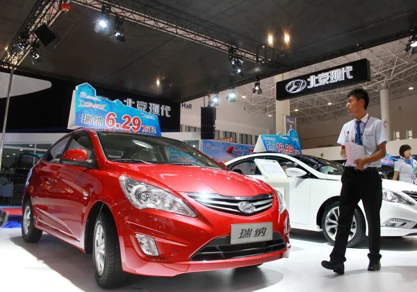 Vendedores Chinos Pasan Por Delante Los Coches Hyundai Durante Una — Foto de Stock