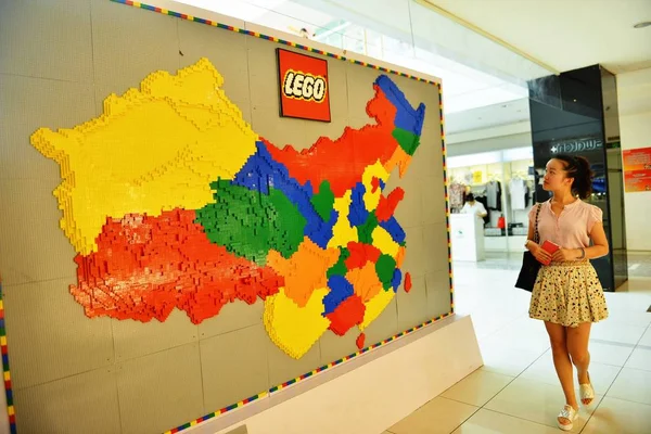 Відвідувач Дивиться Карті Китаю Зроблені Цегли Lego Стенді Lego Під — стокове фото