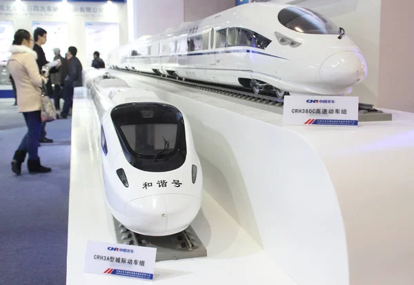 Los Visitantes Observan Los Modelos Trenes Crh Stand Cnr China — Foto de Stock