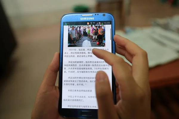Chinese Man Uses His Samsung Smartphone Surf Internet Liuzhou South — Stock Photo, Image